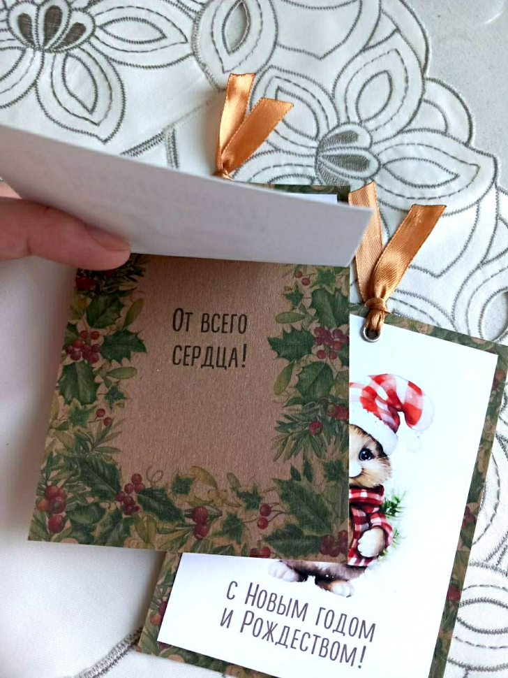 Дизайнерская открытка с люверсом и лентой 10x15: С Новым годом и Рождеством! /зайчик/