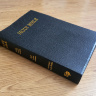 HOLY BIBLE. King James Version. Gift & Award Bible. Библия Короля Иакова на английском языке. Словарь, карты, закладка /уценка/