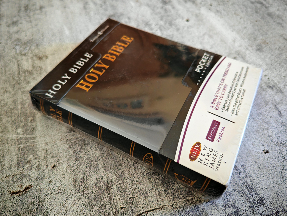 Уценка! HOLY BIBLE. New King James Version. Pocket Edition. Библия Короля Иакова на английском языке. Новая версия, карманное издание, словарь, карты, закладка, слова Иисуса выделены красным /155х115/