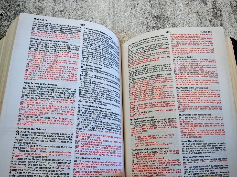 Уценка! HOLY BIBLE. New King James Version. Pocket Edition. Библия Короля Иакова на английском языке. Новая версия, карманное издание, словарь, карты, закладка, слова Иисуса выделены красным /155х115/