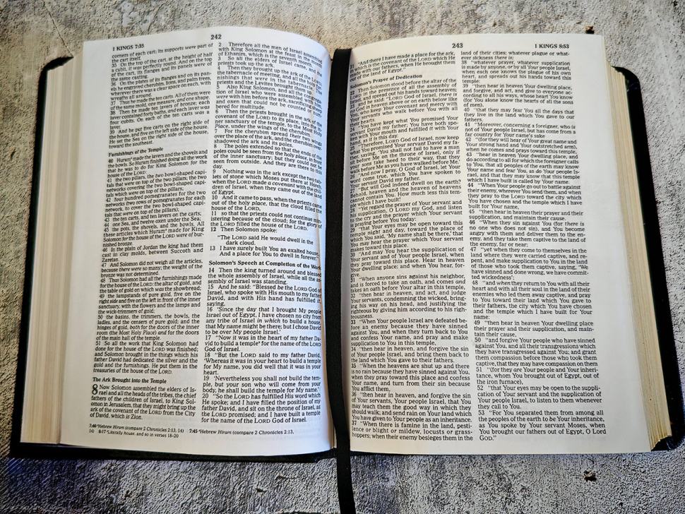 Уценка! HOLY BIBLE. New King James Version. Pocket Edition. Библия Короля Иакова на английском языке. Новая версия, карманное издание, словарь, карты, закладка, слова Иисуса выделены красным /155х115/