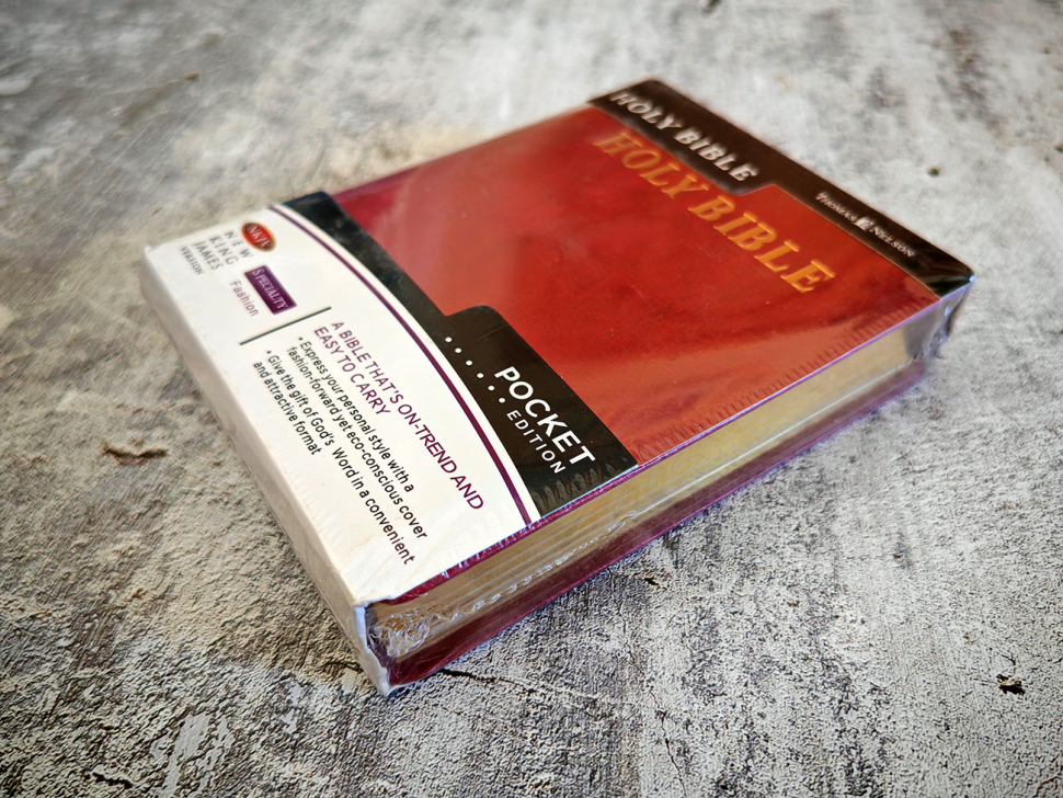 Уценка! HOLY BIBLE. New King James Version. Pocket Edition. Библия Короля Иакова на английском языке. Новая версия, карманное издание, словарь, карты, закладка, слова Иисуса выделены красным /155х115/