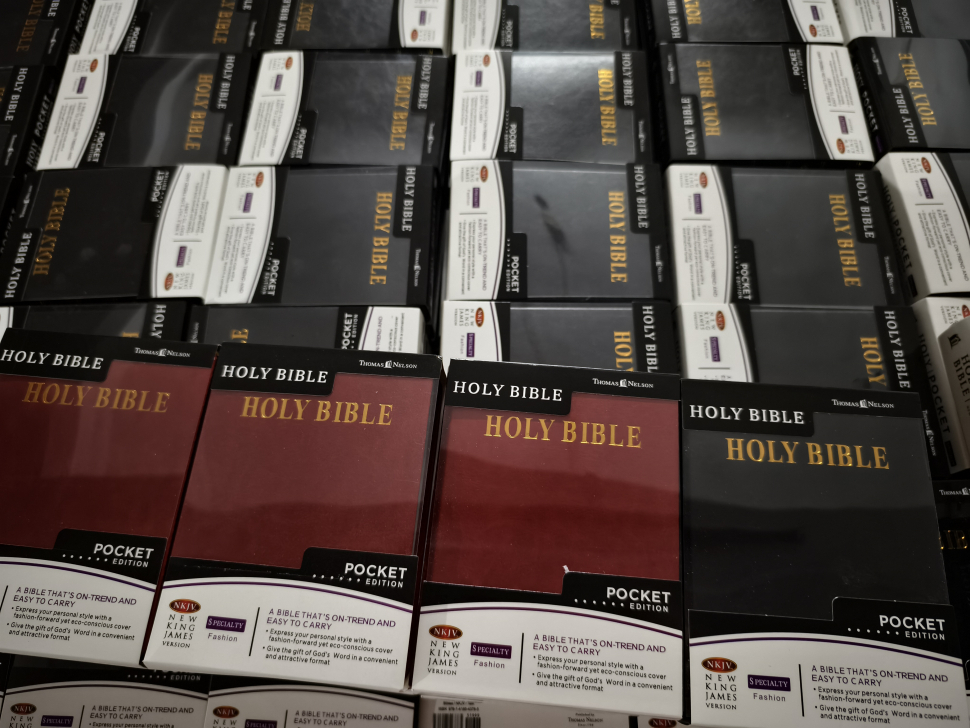 Уценка! HOLY BIBLE. New King James Version. Pocket Edition. Библия Короля Иакова на английском языке. Новая версия, карманное издание, словарь, карты, закладка, слова Иисуса выделены красным /155х115/