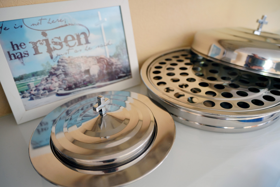 НАБОР ДЛЯ ПРИЧАСТИЯ: поднос, крышка с крестом, тарелка для хлеба /72 стаканчика/