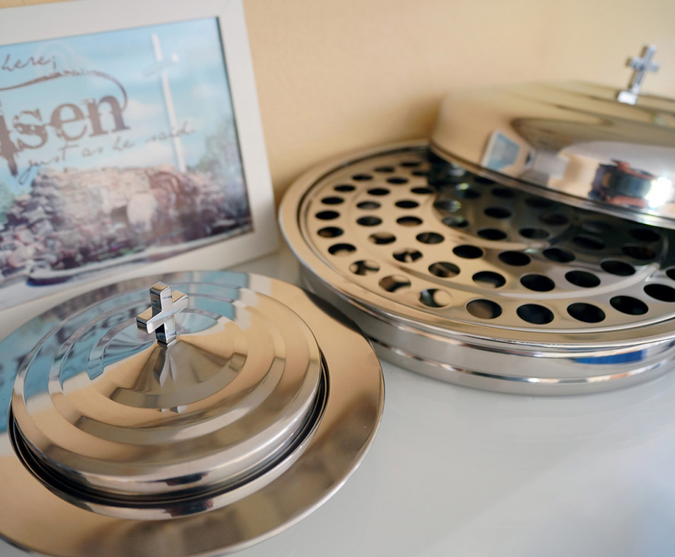 НАБОР ДЛЯ ПРИЧАСТИЯ: поднос, крышка с крестом, тарелка для хлеба /72 стаканчика/