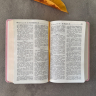 БИБЛИЯ ГЕЦЕ 057 Розовый цвет, эко кожа, розовый срез, цветные карты, две закладки, приложение Библейский спутник /215х140/
