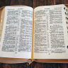 БИБЛИЯ 048 Z. Бежевая, кожаный переплет, молния, золотой обрез, параллельные места, крупный шрифт, синодальный перевод /180х120/