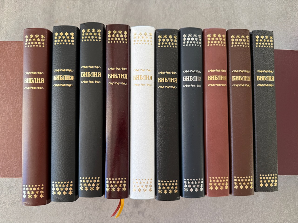 БИБЛИЯ ГЕЦЕ 057 Коричневый цвет гладкий, кожа, золотой срез, цветные карты, две закладки, приложение Библейский спутник /215х140/