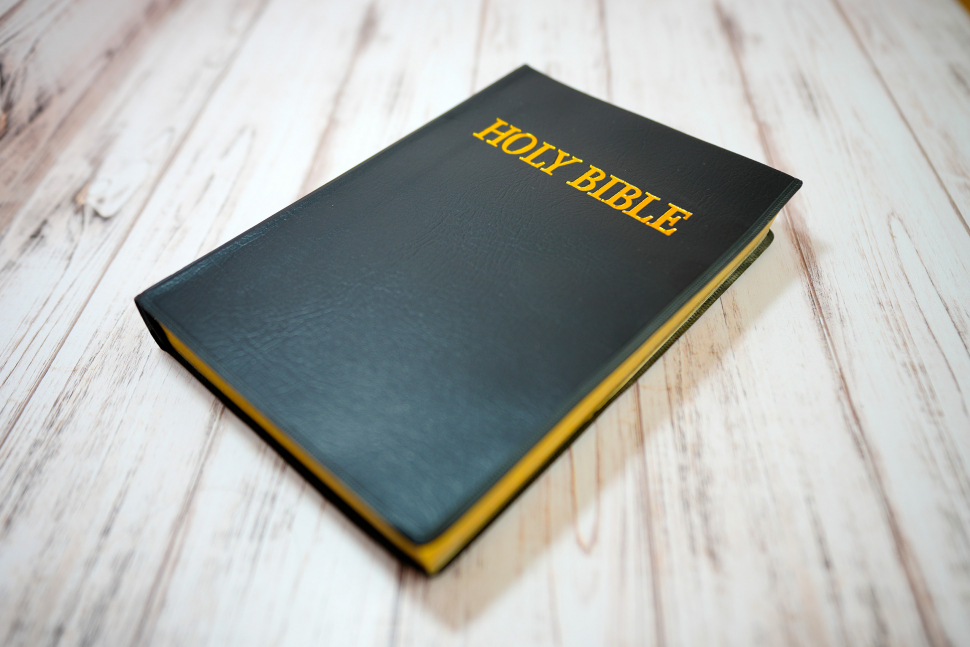 HOLY BIBLE. King James Version. Gift & Award Bible. Черный цвет. Библия Короля Иакова на английском языке. Словарь, карты, закладка, подарочная вкладка, слова Иисуса выделены красным /200х140/