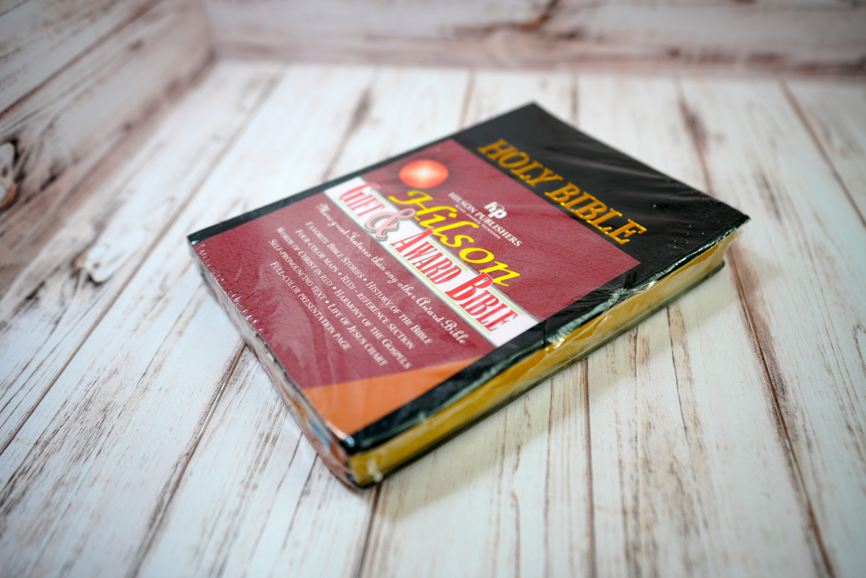 HOLY BIBLE. King James Version. Gift & Award Bible. Черный цвет. Библия Короля Иакова на английском языке. Словарь, карты, закладка, подарочная вкладка, слова Иисуса выделены красным /200х140/