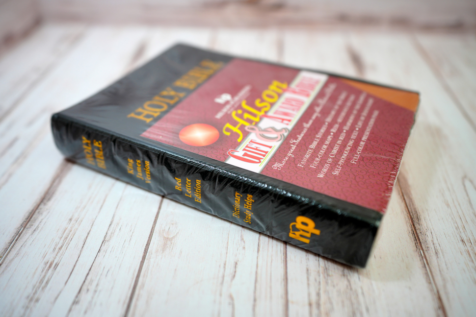 HOLY BIBLE. King James Version. Gift & Award Bible. Черный цвет. Библия Короля Иакова на английском языке. Словарь, карты, закладка, подарочная вкладка, слова Иисуса выделены красным /200х140/