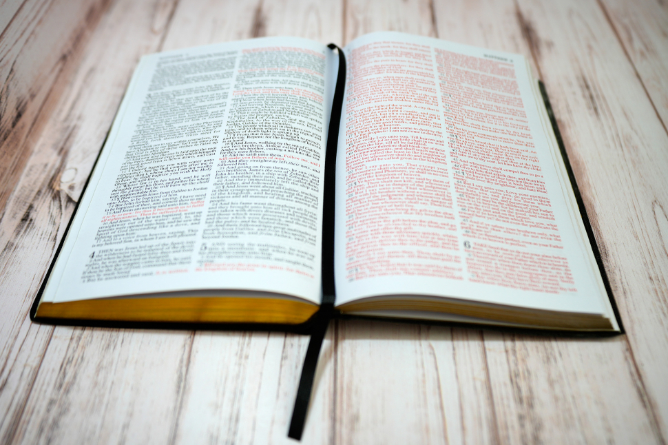 HOLY BIBLE. King James Version. Gift & Award Bible. Черный цвет. Библия Короля Иакова на английском языке. Словарь, карты, закладка, подарочная вкладка, слова Иисуса выделены красным /200х140/