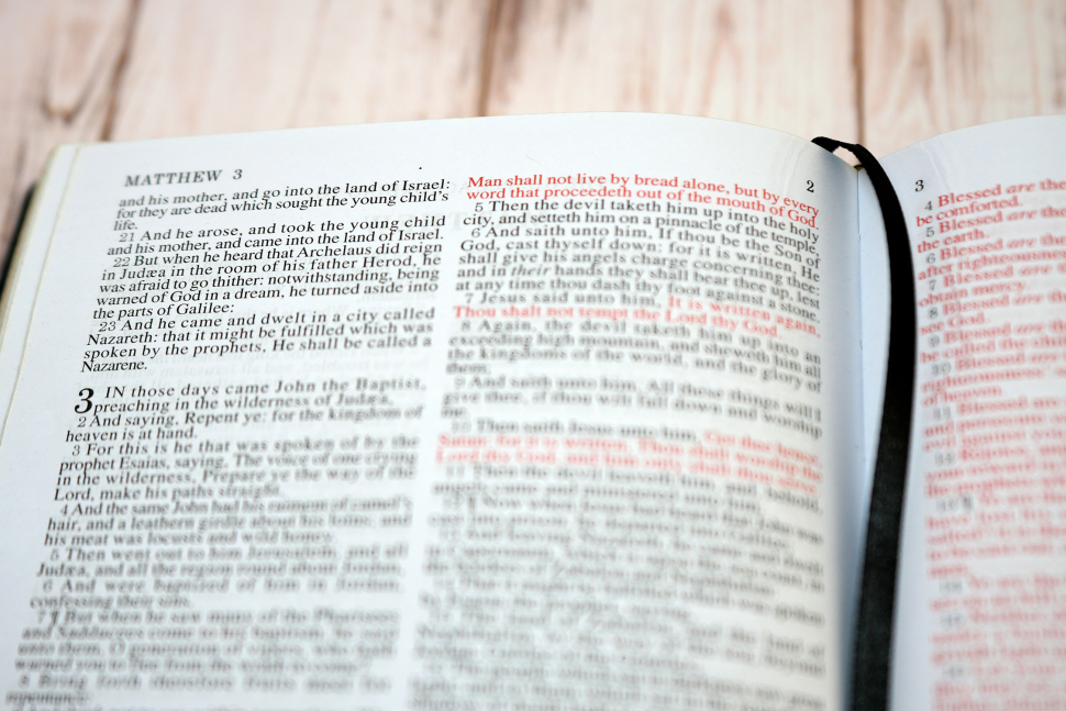 HOLY BIBLE. King James Version. Gift & Award Bible. Черный цвет. Библия Короля Иакова на английском языке. Словарь, карты, закладка, подарочная вкладка, слова Иисуса выделены красным /200х140/