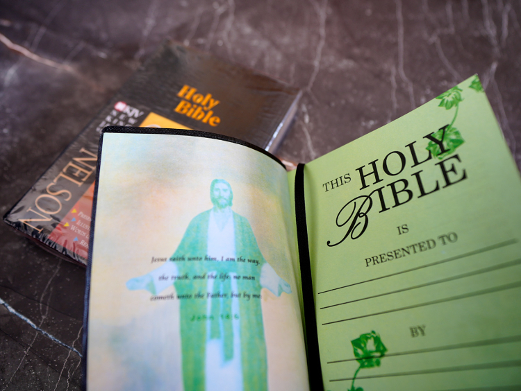 HOLY BIBLE. King James Version. Gift & Award Bible. Черный цвет. Библия Короля Иакова на английском языке. Словарь, карты, закладка, подарочная вкладка, слова Иисуса выделены красным /200х140/