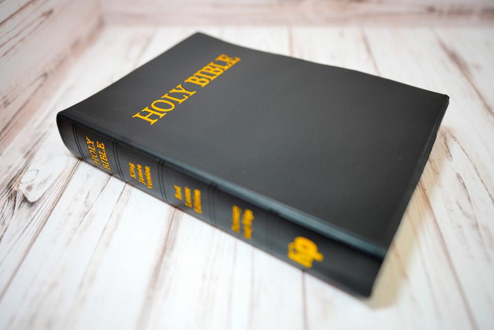 HOLY BIBLE. King James Version. Gift & Award Bible. Бордовый цвет. Библия Короля Иакова на английском языке. Словарь, карты, закладка, подарочная вкладка, слова Иисуса выделены красным /200х140/