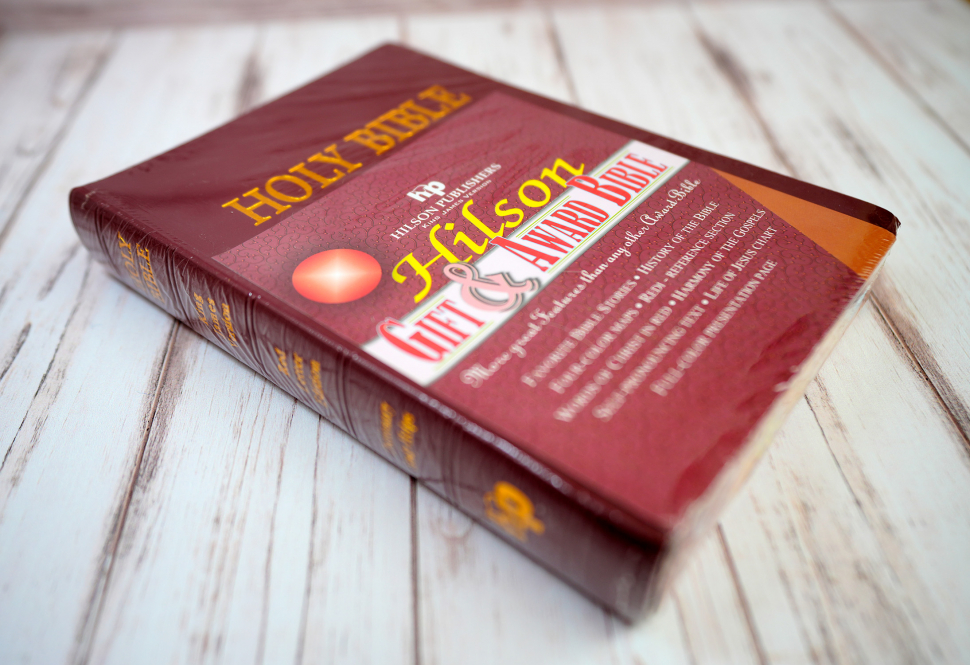 HOLY BIBLE. King James Version. Gift & Award Bible. Бордовый цвет. Библия Короля Иакова на английском языке. Словарь, карты, закладка, подарочная вкладка, слова Иисуса выделены красным /200х140/
