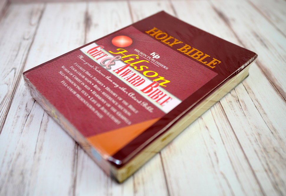 HOLY BIBLE. King James Version. Gift & Award Bible. Бордовый цвет. Библия Короля Иакова на английском языке. Словарь, карты, закладка, подарочная вкладка, слова Иисуса выделены красным /200х140/