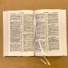 БИБЛИЯ 055 Твердый переплет, ромашки, параллельные места, крупный шрифт /140х213 мм/