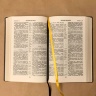 БИБЛИЯ 055 Черный цвет, золотая рамка по контуру, искусственная кожа, зол. срез, параллельные места, крупный шрифт /140х213/