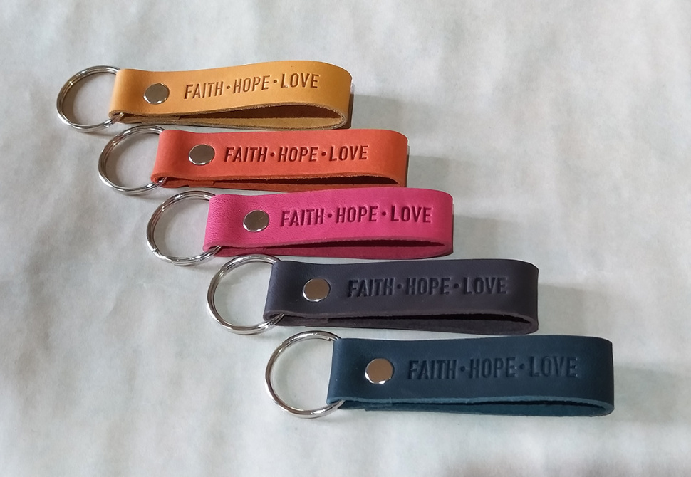 Брелок из натуральной кожи: "Faith. Hope. Love" /разные цвета/
