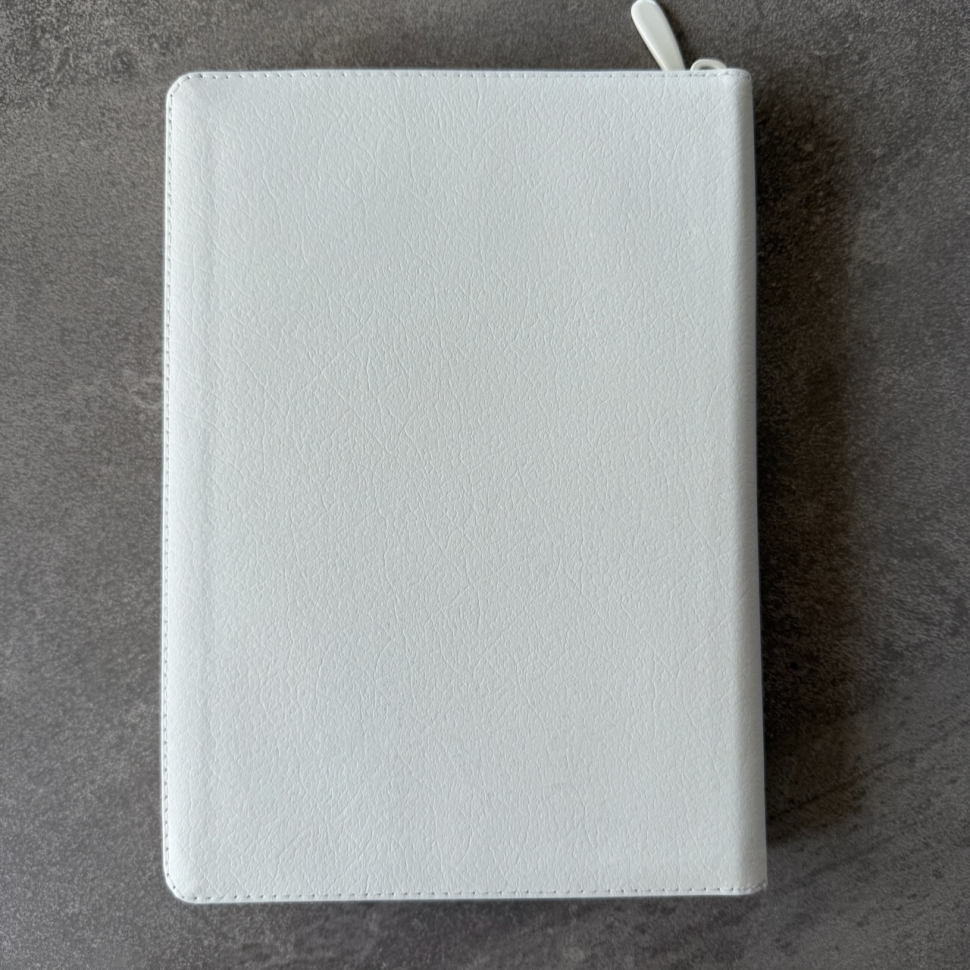 БИБЛИЯ 076 ZTI Надпись "Библия", вензель, кожа, цвет белый пятнистый, молния, индексы, серебристый обрез, две закладки /175x245 мм/