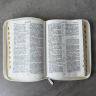 БИБЛИЯ 076 ZTI Надпись "Библия", вензель, кожа, цвет белый пятнистый, молния, индексы, серебристый обрез, две закладки /175x245 мм/