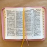БИБЛИЯ 055 ZTI Розовый, голубь, искусственная кожа, молния, индексы, две закладки, золотой срез, параллельные места, крупный шрифт /143х220/