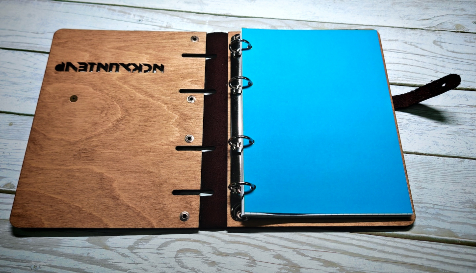 Блокнот большой "Я ЗНАЮ, ИСКУПИТЕЛЬ МОЙ ЖИВ" Дерево, кольцевой механизм, застежка /220х165 мм/