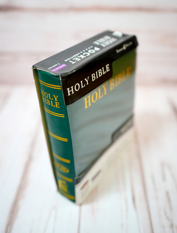 HOLY BIBLE. New King James Version. Pocket Edition. Библия Короля Иакова на английском языке. Новая версия, карманное издание, словарь, карты, закладка, слова Иисуса выделены красным /155х115/