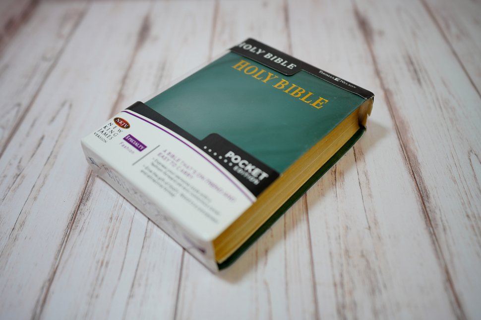 HOLY BIBLE. New King James Version. Pocket Edition. Библия Короля Иакова на английском языке. Новая версия, карманное издание, словарь, карты, закладка, слова Иисуса выделены красным /155х115/