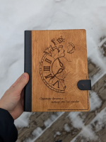 Ежедневник "ДОРОЖИТЕ ВРЕМЕНЕМ" Дерево, прошитая обложка, застежка, карманы, магнитная кнопка /22х16,5 см/ 2