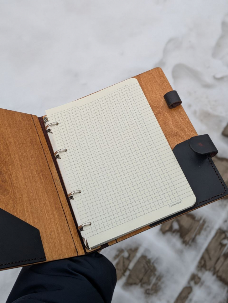 Ежедневник "ДОРОЖИТЕ ВРЕМЕНЕМ" Дерево, прошитая обложка, застежка, карманы, магнитная кнопка /22х16,5 см/ 2