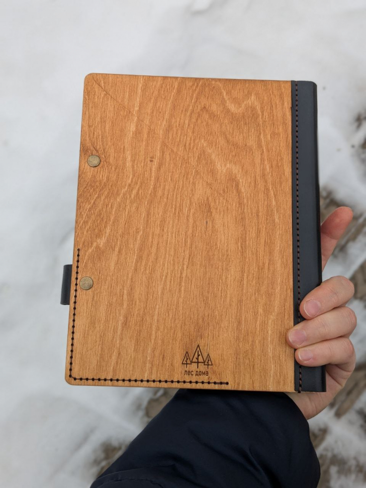 Ежедневник "ДОРОЖИТЕ ВРЕМЕНЕМ" Дерево, прошитая обложка, застежка, карманы, магнитная кнопка /22х16,5 см/ 2