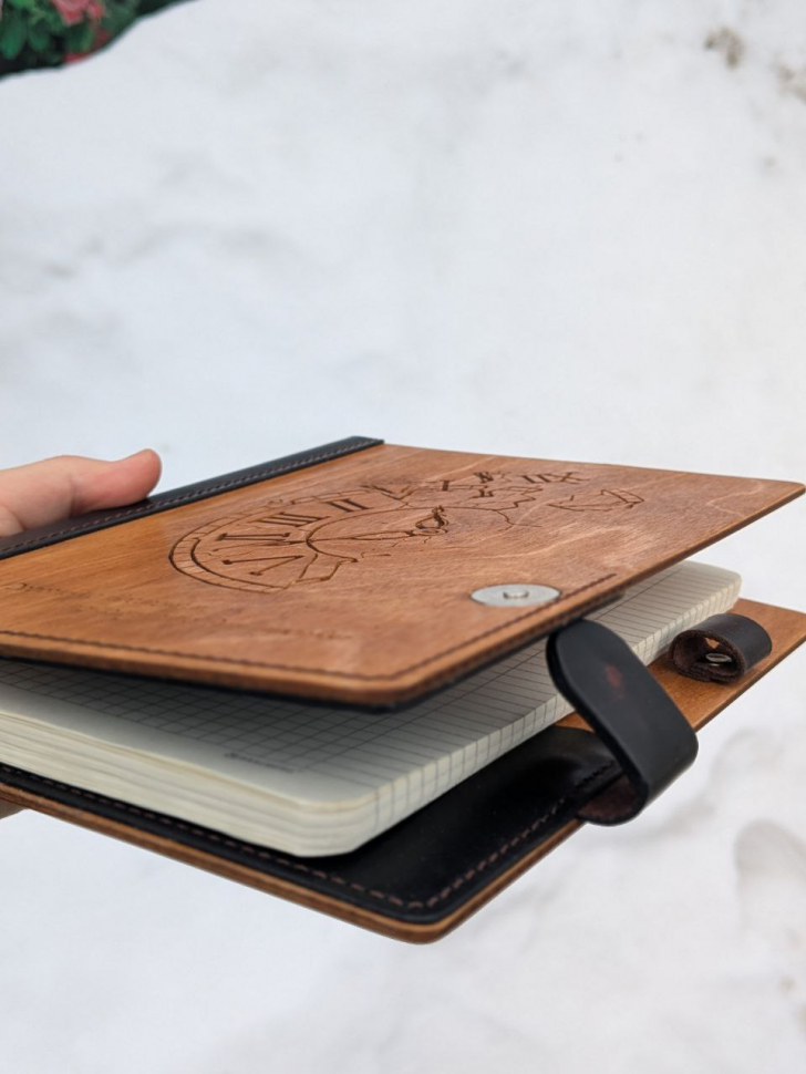 Ежедневник "ДОРОЖИТЕ ВРЕМЕНЕМ" Дерево, прошитая обложка, застежка, карманы, магнитная кнопка /22х16,5 см/ 2