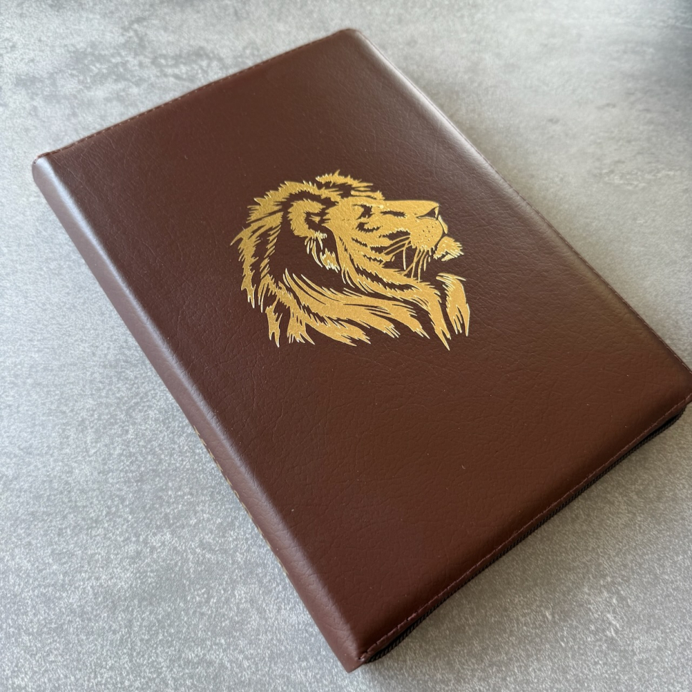 БИБЛИЯ 076 ZTI Золотой лев, коричневый цвет, кожа, зол. обрез, индексы, две закладки /180x245 мм/